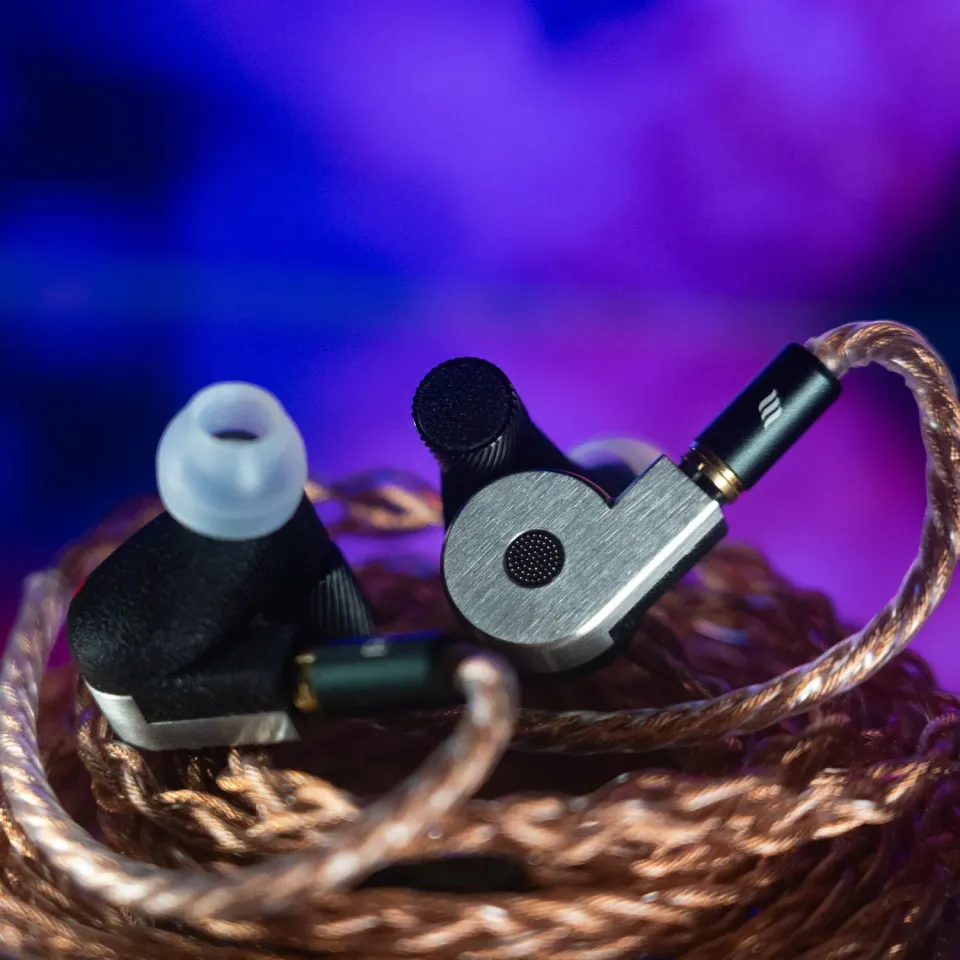 Fatfreq Quantum planar in-ear monitor met Noah module