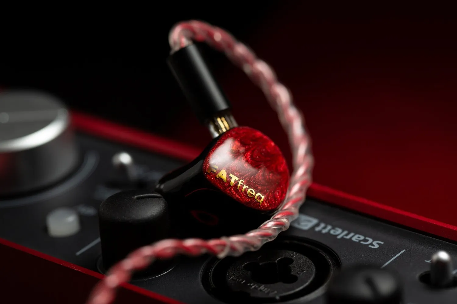 Fatfreq Scarlet Mini Universals in-ear oordopjes bas