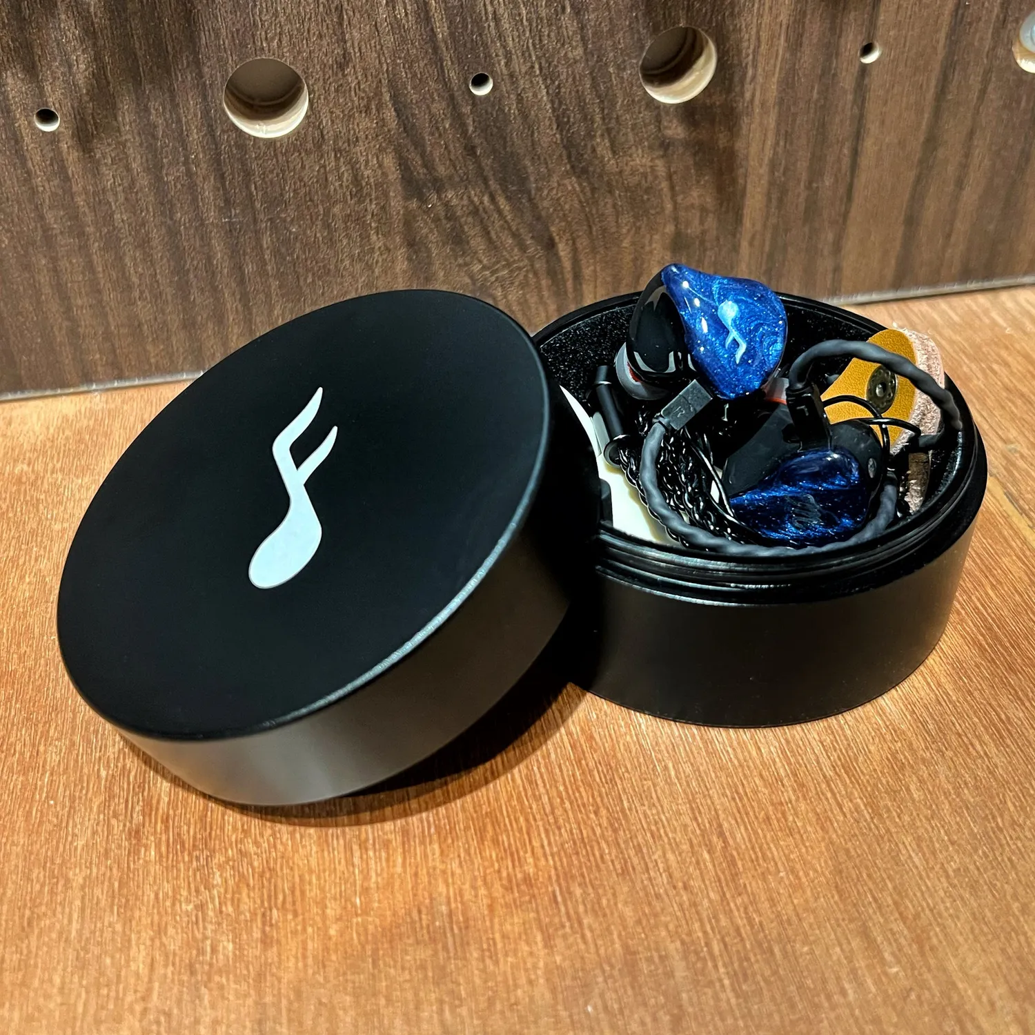 Fatfreq Machined Metal opbergcase voor oordopjes
